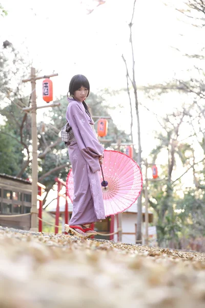 A menina com yukata japonês — Fotografia de Stock