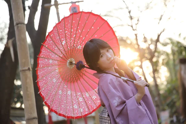 La ragazza con yukata giapponese — Foto Stock