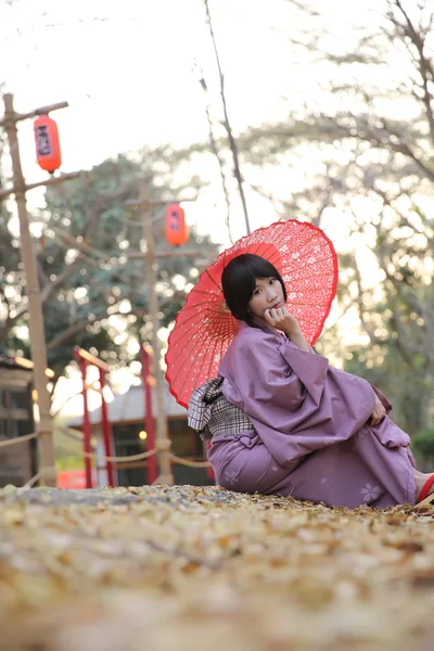 La ragazza con yukata giapponese — Foto Stock