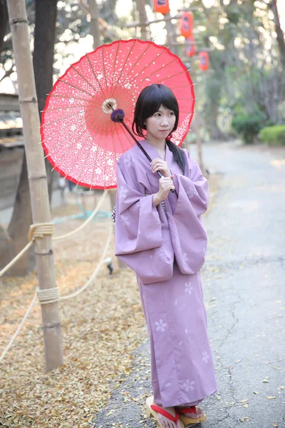 A menina com yukata japonês — Fotografia de Stock