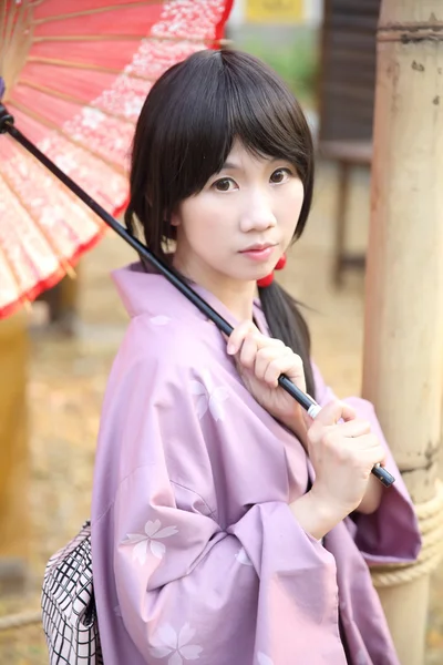 La chica con yukata japonés — Foto de Stock