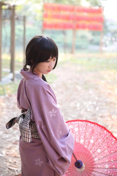 La ragazza con yukata giapponese — Foto Stock