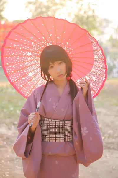 Das Mädchen mit dem japanischen Yukata — Stockfoto