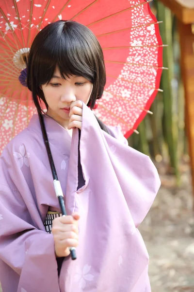 Το κορίτσι με το ιαπωνικό yukata — Φωτογραφία Αρχείου