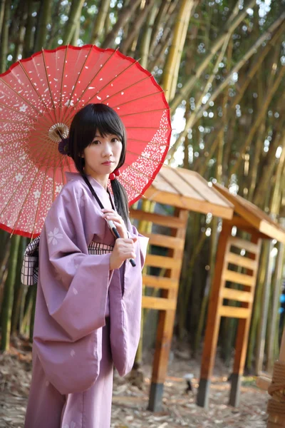 A menina com yukata japonês — Fotografia de Stock