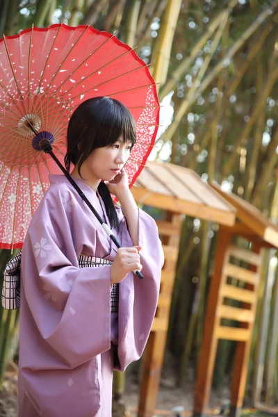 A menina com yukata japonês — Fotografia de Stock