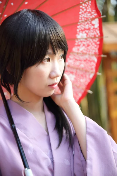 La ragazza con yukata giapponese — Foto Stock