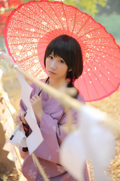 Das Mädchen mit dem japanischen Yukata — Stockfoto