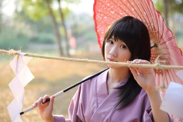 A menina com yukata japonês — Fotografia de Stock