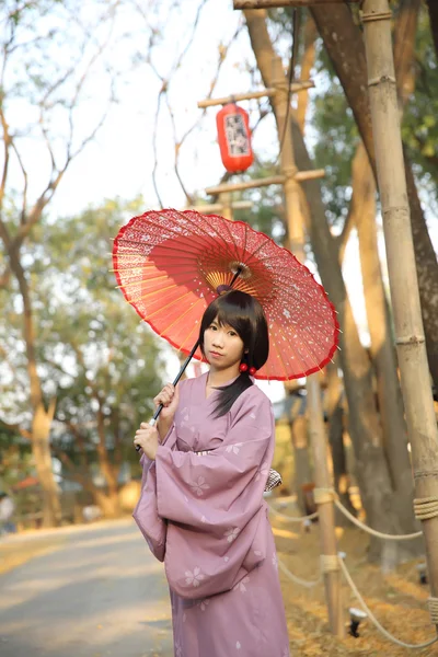 A menina com yukata japonês — Fotografia de Stock