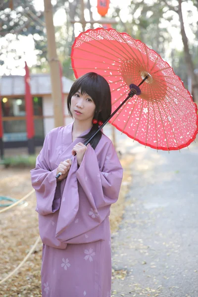 La ragazza con yukata giapponese — Foto Stock