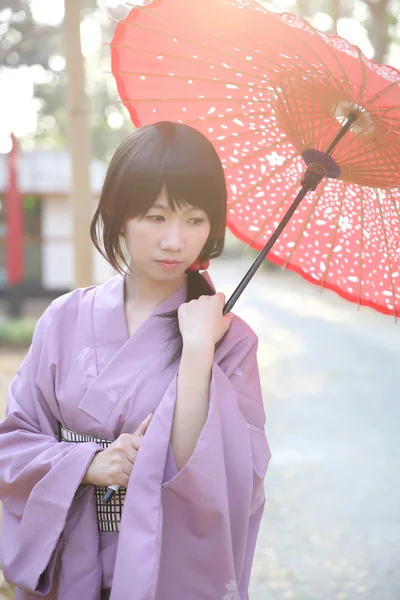 A menina com yukata japonês — Fotografia de Stock