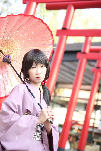 La chica con yukata japonés — Foto de Stock