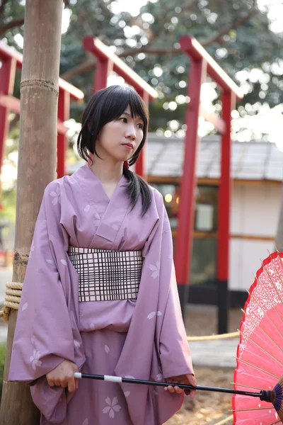 Das Mädchen mit dem japanischen Yukata — Stockfoto