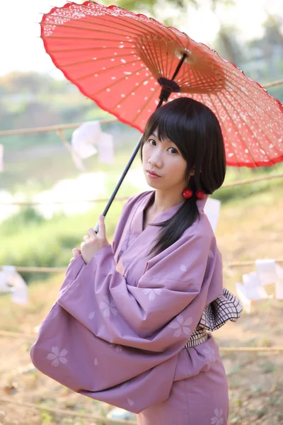 A menina com yukata japonês — Fotografia de Stock