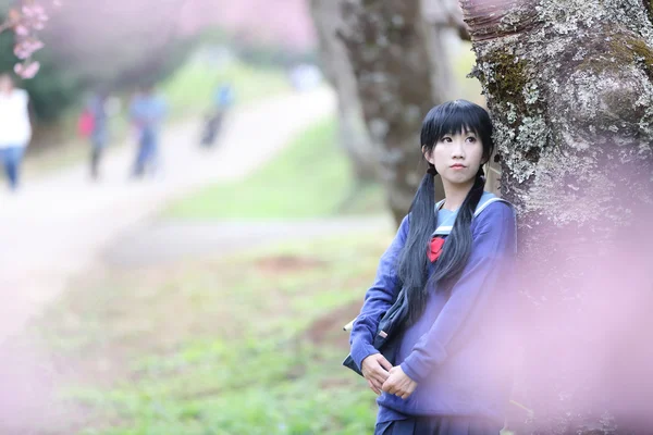 Aziatische schoolmeisje met de natuur — Stockfoto