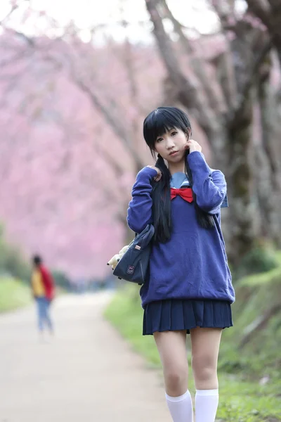 Asiatisk skolflicka med naturen — Stockfoto