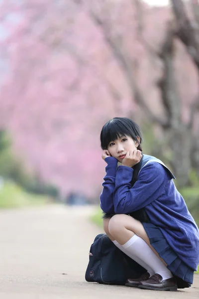 Asiático colegiala con naturaleza — Foto de Stock