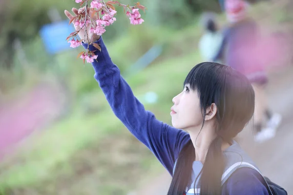 Asiatische Schulmädchen mit Natur — Stockfoto