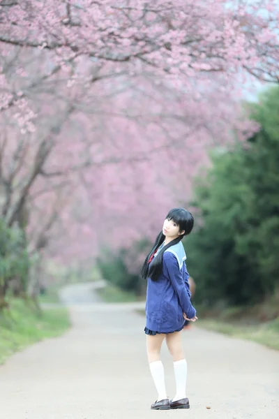 Asiatische Schulmädchen mit Natur — Stockfoto