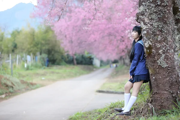 Asiatisk skolflicka med naturen — Stockfoto