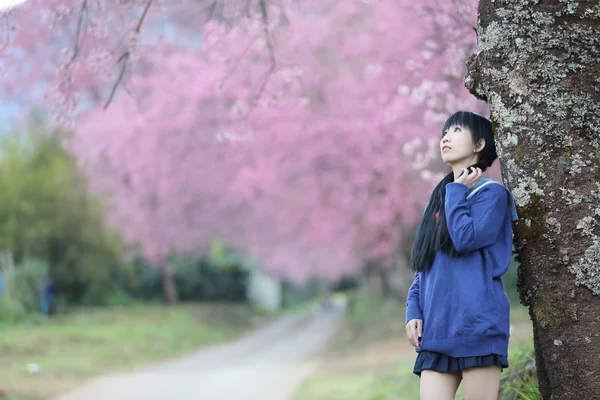 Ázsiai iskoláslány a természettel — Stock Fotó