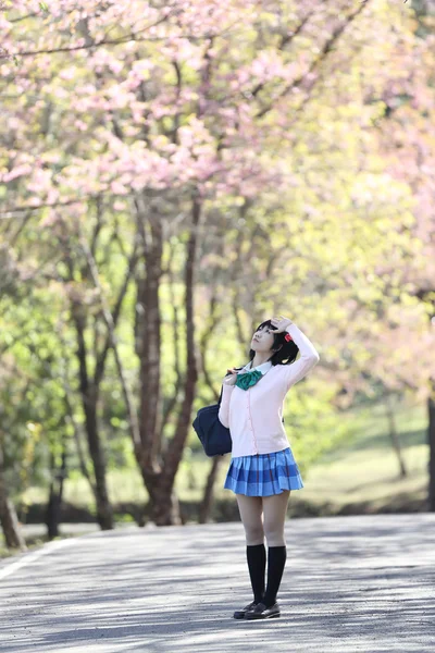 Asiatische Schulmädchen mit Natur — Stockfoto