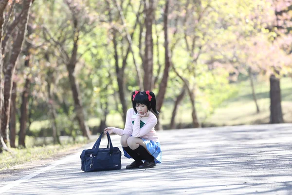 Asiatische Schulmädchen mit Natur — Stockfoto