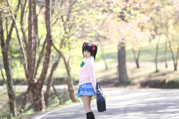 Asiático colegiala con naturaleza — Foto de Stock