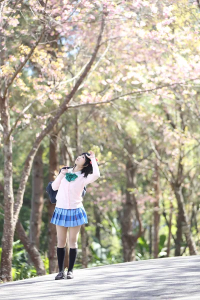 Aziatische schoolmeisje met de natuur — Stockfoto