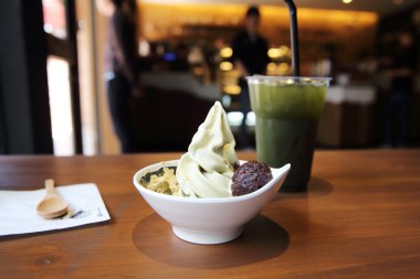 Yeşil çay yumuşak dondurma Warabi Mochi ve kırmızı fasulye ile