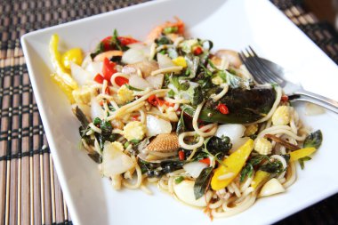 Spagetti Baharatlı deniz ürünleri Tay tarzında