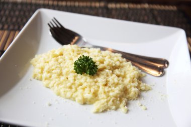 Ahşap arka planda otlu risotto tabağı