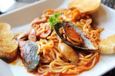 Spagetti vongole istiridye ile