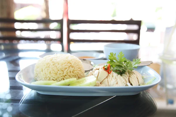 Comida tailandesa gourmet pollo al vapor con arroz, khao mun kai en wo — Foto de Stock