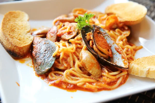 Спагетти с моллюсками. — стоковое фото