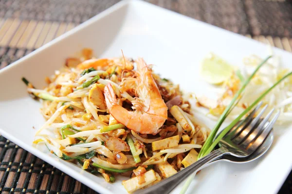 Comida tailandesa padthai macarrão frito com camarão — Fotografia de Stock