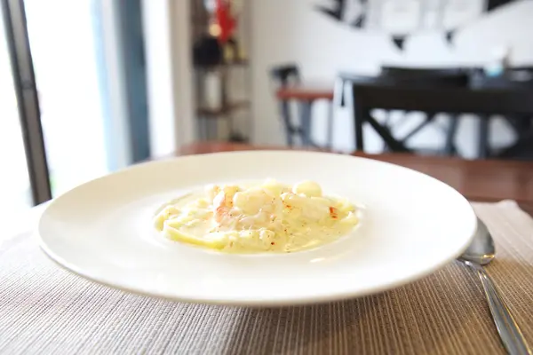 Salsa de crema de espagueti con camarones —  Fotos de Stock