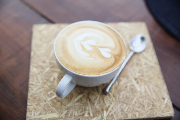 Café sobre fondo de madera — Foto de Stock