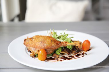ördek confit, yaban mersini soslu kızarmış ördek