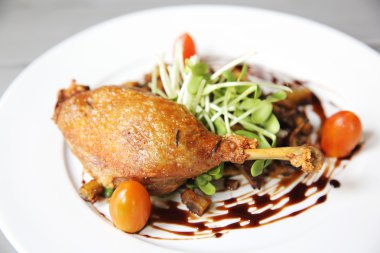 ördek confit, yaban mersini soslu kızarmış ördek