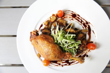 ördek confit, yaban mersini soslu kızarmış ördek