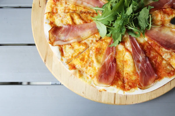 Pizza margherita med parma ham og rakett – stockfoto