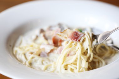 Pastırmalı spagetti sosu.