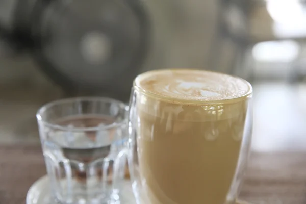 Café sobre fondo de madera — Foto de Stock