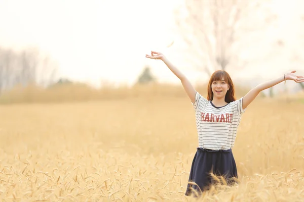 Young woman in wheat — Stock Photo, Image