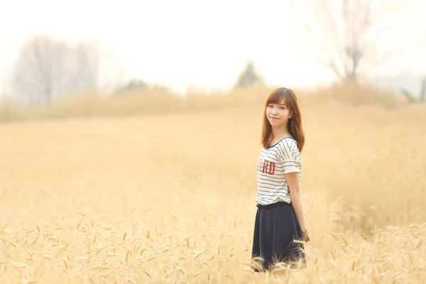 Junge Frau im Weizen — Stockfoto