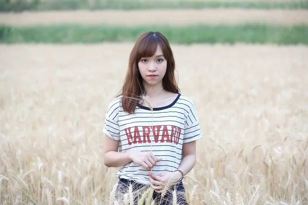 Young woman in wheat — Stock Photo, Image