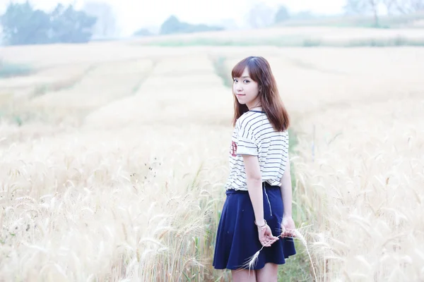 Young woman in wheat — Stock Photo, Image