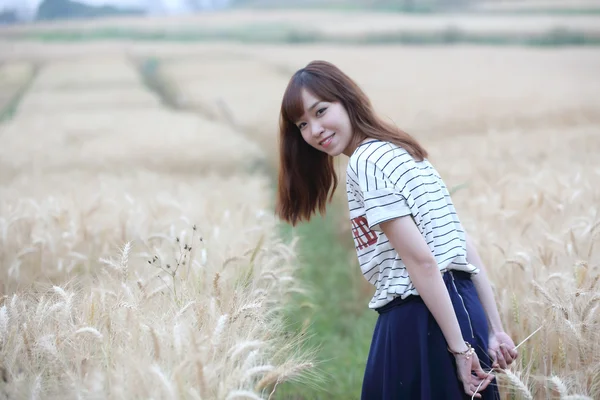 Young woman in wheat — Stock Photo, Image